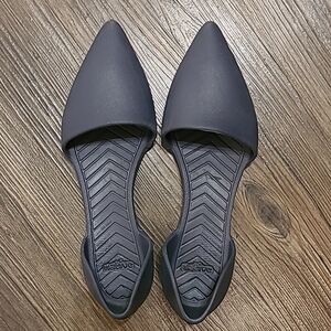 Bluish grey pointed flats